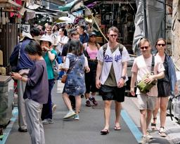 　訪日外国人らでにぎわう東京・築地。４月の訪日外国人客は推計３９０万８９００人で、過去最多を更新した＝２１日午後