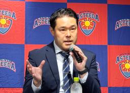 　就任記者会見で抱負を述べるＴリーグ琉球の田勢新監督＝２１日、東京都内
