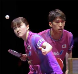 　混合ダブルス準々決勝を突破した吉村真晴（右）、大藤沙月組＝ドーハ近郊（共同）