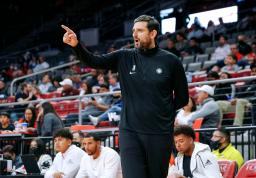 　米プロＮＢＡ下部Ｇリーグ、スパーズで指揮を執るペータル・ボジッチ氏＝２０２１年１１月、米テキサス州エディンバーグ（ＮＢＡＥ・ゲッティ＝共同）
