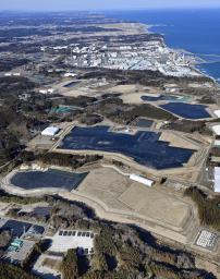 　福島県大熊町の中間貯蔵施設。奥は東京電力福島第１原発＝２月