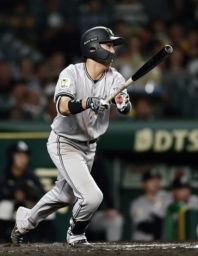 　１１回巨人２死二塁、門脇が右越えに勝ち越しの適時三塁打を放つ＝甲子園