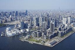 　高層マンションなどが並ぶ湾岸エリア＝４月、東京都中央区（共同通信社ヘリから）