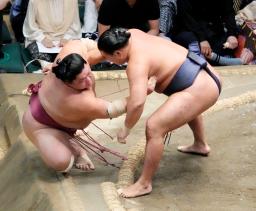 　豊昇龍（右）が寄り切りで大栄翔を下す＝両国国技館