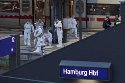 　２３日、ドイツ北部ハンブルクの中央駅で起きた襲撃事件を調べる捜査員ら（Ｇｅｏｒｇ　Ｗｅｎｄｔ／ｄｐａ提供、ＡＰ＝共同）