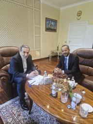 　米国との高官協議の際、仲介国オマーンのバドル外相（右）と同席するイランのアラグチ外相＝２３日、ローマ（イラン外務省提供・ＡＰ＝共同）
