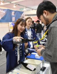 　「ソウル酒フェスティバル」に参加した佐賀県の酒造会社のブース＝２４日、ソウル市江南区（共同）