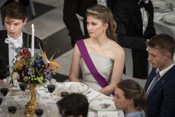 　デンマーク・コペンハーゲンで晩さん会に出席したベルギーのエリザベート王女（中央）＝２０２３年１０月（Ｍａｄｓ　Ｃｌａｕｓ　Ｒａｓｍｕｓｓｅｎ／Ｒｉｔｚａｕ　Ｓｃａｎｐｉｘ提供、ＡＰ＝共同）