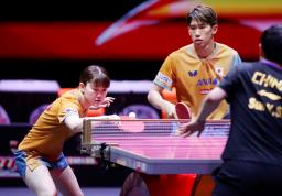 　混合ダブルス決勝でプレーする吉村真晴（右）、大藤沙月組＝ドーハ近郊（共同）