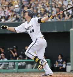 　５回オリックス無死二、三塁、杉本が左越えに３ランを放つ＝平和リース