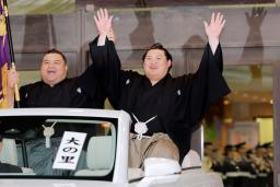 　大相撲夏場所で優勝し、パレードで手を振る大の里（右）＝２５日、東京・両国国技館