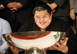 　大相撲夏場所で優勝し、笑顔で祝杯を手にする大の里＝２５日、茨城県つくば市内のホテル