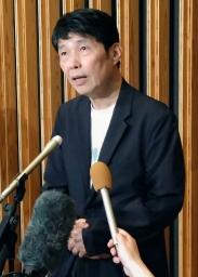 　申し入れの後、取材に応じる群馬県の山本一太知事＝２６日午前、東京都千代田区