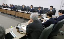 　厚労省で開かれた高額療養費制度の見直しに向けた専門委員会の初会合＝２６日午後