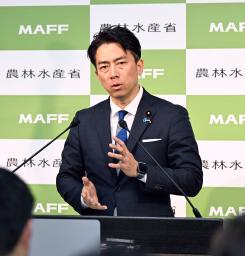 　全国地方新聞社連合会の合同会見で話す小泉農相＝２７日午後、農水省