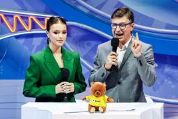 　ロシア・サンクトペテルブルクで開催されたフィギュアスケートのイベントで司会を務めるアンナ・シェルバコワ（左）＝１月（タス＝共同）
