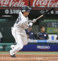 　１回西武１死一、三塁、長谷川が左前に適時打を放つ＝ベルーナドーム
