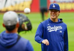 　試合前、キャッチボールを終え笑顔を見せるドジャース・山本＝クリーブランド（共同）