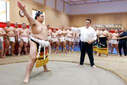 　二所ノ関親方（手前右）からの指導で雲竜型の土俵入りを練習する横綱大の里＝２９日、茨城県阿見町の二所ノ関部屋