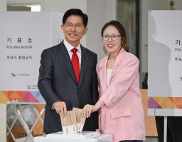 　韓国・仁川で期日前投票をする保守系与党「国民の力」候補の金文洙前雇用労働相（左）＝２９日（共同）