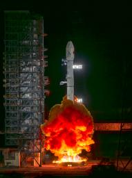 　無人探査機「天問２号」を搭載して打ち上げられるロケット＝２９日、中国四川省の西昌衛星発射センター（新華社＝共同）