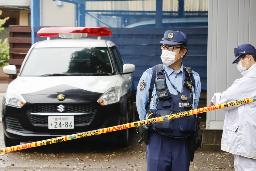 　高齢夫婦の遺体が見つかった愛知県田原市の現場付近に立つ警察官＝１０日