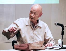 　集会で空襲の体験を語る鈴木康弘さん＝２９日午後、横浜市