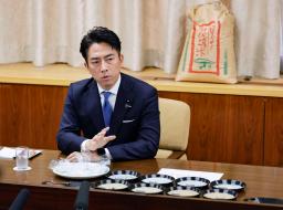 　備蓄米の試食会で、記者の質問に答える小泉農相＝２９日午後、農水省