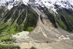 　氷河が崩落して大規模な土砂崩れが発生した、スイス南部バレー州ブラッテンの様子＝２９日（Ｊｅａｎ―Ｃｈｒｉｓｔｏｐｈｅ　Ｂｏｔｔ／Ｋｅｙｓｔｏｎｅ提供、ＡＰ＝共同）
