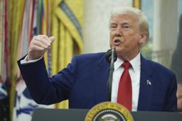 　米ワシントンで開かれた式典で話すトランプ米大統領＝２８日（ＡＰ＝共同）