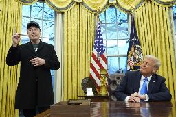 　米ホワイトハウスの大統領執務室で話すマスク氏（左）とトランプ大統領＝２月１１日（ＡＰ＝共同）