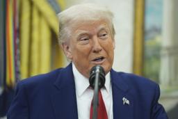 　ホワイトハウスで話すトランプ米大統領＝２８日（ＡＰ＝共同）