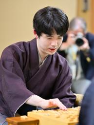 　将棋の第８３期名人戦７番勝負第５局で永瀬拓矢九段を破り３連覇を飾った藤井聡太名人＝３０日深夜、茨城県古河市