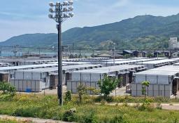 　石川県輪島市の競技場に建てられた仮設住宅＝５月２７日