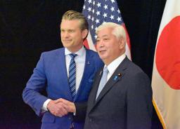 　会談前に握手する中谷防衛相（右）とヘグセス米国防長官＝３１日、シンガポール（共同）