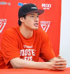 　バスケットボールＢ１千葉Ｊのファン感謝イベント後、取材に応じる渡辺雄太＝３１日、ららアリーナ東京ベイ
