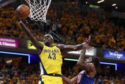 　ＮＢＡプレーオフの東カンファレンス決勝、ニックス戦でシュートを放つパスカル・シアカム＝５月３１日、インディアナポリス（イマジンイメージズ・ロイター＝共同）