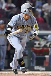　４回阪神１死一塁、前川が左中間に適時二塁打を放つ＝マツダ