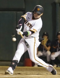 　９回巨人１死一、二塁、丸が右中間に逆転サヨナラ２点打を放つ＝ヤマリョー山形