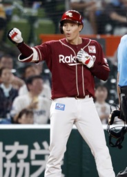 　６回、４試合連続の三塁打を放ちポーズをとる楽天・中島＝ベルーナドーム