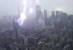 　２０２３年８月、東京・汐留の定点カメラに写った東京タワー（左上）付近の落雷