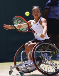 　車いすの部女子シングルス準々決勝でプレーする上地結衣＝ウィンブルドン（共同）