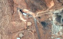 　米軍空爆後に、破壊されたトンネル入り口を示す衛星写真＝６月、イラン中部イスファハンの核施設（マクサー・テクノロジーズ提供、ロイター＝共同）