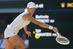 　女子シングルスで決勝進出を決めたイガ・シフィオンテク＝ウィンブルドン（共同）