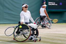　車いすの部女子ダブルス準決勝でプレーする高室冴綺（左）、マカレナ・カブリジャナ組＝ウィンブルドン（共同）