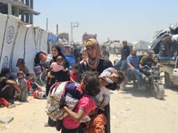 　１０日、パレスチナ自治区ガザ南部ハンユニスで、イスラエル軍の地上侵攻拡大を受けて避難するパレスチナ人の家族（ゲッティ＝共同）
