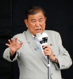 　街頭演説する自民党総裁の石破首相＝１１日午後、岩手県奥州市