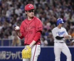 　７回、中日の代打板山（奥）に勝ち越し打を許した広島・森下＝バンテリンドーム