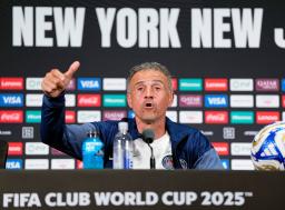 　チェルシー戦を前に、記者会見するパリ・サンジェルマンのルイスエンリケ監督＝１１日、イーストラサフォード（共同）