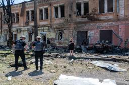 　ロシアの無人機攻撃で破壊されたウクライナの徴兵事務所＝７日、ウクライナ東部ハルキウ（ゲッティ＝共同）